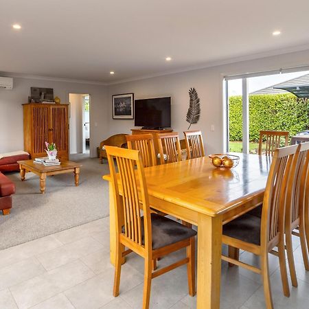 Wine Country Bach Villa Martinborough Exteriör bild